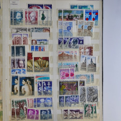 Vrac de timbres de France neufs et oblitérés en un carton.