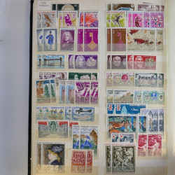 Vrac de timbres de France neufs et oblitérés en un carton.