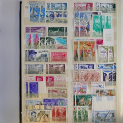 Vrac de timbres de France neufs et oblitérés en un carton.