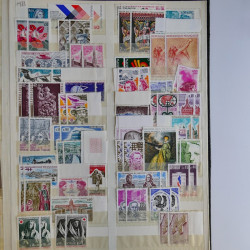Vrac de timbres de France neufs et oblitérés en un carton.