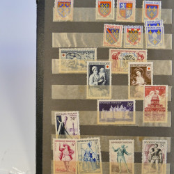 Vrac de timbres de France neufs et oblitérés en un carton.