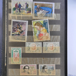 Vrac de timbres de France neufs et oblitérés en un carton.