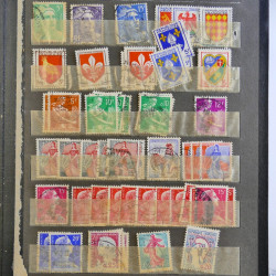 Vrac de timbres de France neufs et oblitérés en un carton.