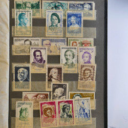 Vrac de timbres de France neufs et oblitérés en un carton.