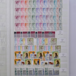 Lot de timbres de Luxembourg neufs** 1921-1985 en 2 albums.