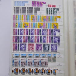 Lot de timbres de Luxembourg neufs** 1921-1985 en 2 albums.