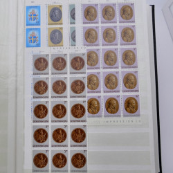 Lot de timbres de Luxembourg neufs** 1921-1985 en 2 albums.