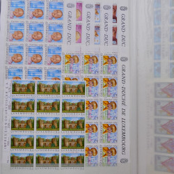 Lot de timbres de Luxembourg neufs** 1921-1985 en 2 albums.
