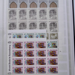 Lot de timbres de Luxembourg neufs** 1921-1985 en 2 albums.