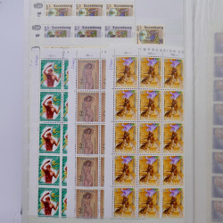 Lot de timbres de Luxembourg neufs** 1921-1985 en 2 albums.