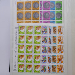 Lot de timbres de Luxembourg neufs** 1921-1985 en 2 albums.