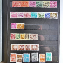 Vrac philatélique de timbres du monde en un carton.