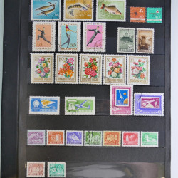 Vrac philatélique de timbres du monde en un carton.