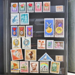 Vrac philatélique de timbres du monde en un carton.