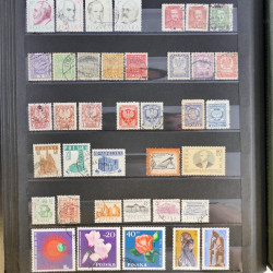 Vrac philatélique de timbres du monde en un carton.