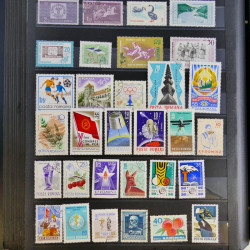 Vrac philatélique de timbres du monde en un carton.