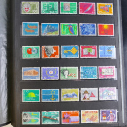 Vrac philatélique de timbres du monde en un carton.