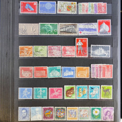 Vrac philatélique de timbres du monde en un carton.