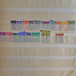 Vrac philatélique de timbres du monde en un carton.