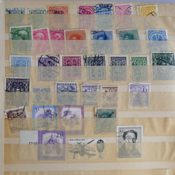 Vrac philatélique de timbres du monde en un carton.