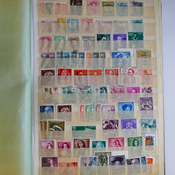 Vrac philatélique de timbres du monde en un carton.