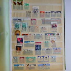 Vrac philatélique de timbres du monde en un carton.
