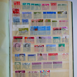 Vrac philatélique de timbres du monde en un carton.
