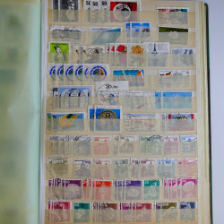 Vrac philatélique de timbres du monde en un carton.