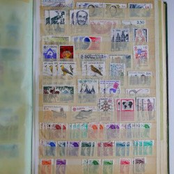 Vrac philatélique de timbres du monde en un carton.