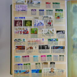Vrac philatélique de timbres du monde en un carton.