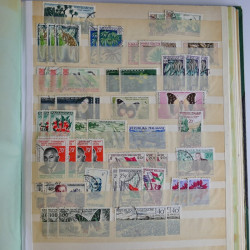 Vrac philatélique de timbres du monde en un carton.