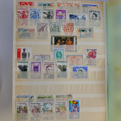 Vrac philatélique de timbres du monde en un carton.