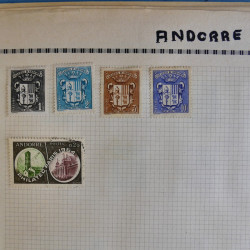 Vrac philatélique de timbres du monde en un carton.