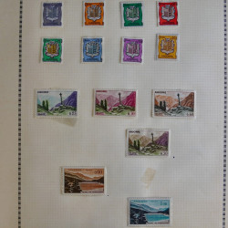 Vrac philatélique de timbres du monde en un carton.