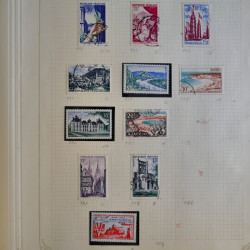 Vrac philatélique de timbres du monde en un carton.