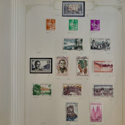 Vrac philatélique de timbres du monde en un carton.