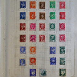 Vrac philatélique de timbres du monde en un carton.