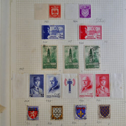 Vrac philatélique de timbres du monde en un carton.
