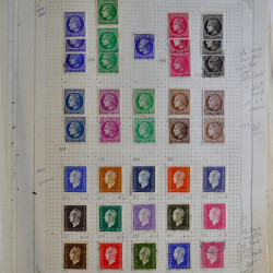 Vrac philatélique de timbres du monde en un carton.