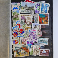 Vrac philatélique de timbres du monde en un carton.
