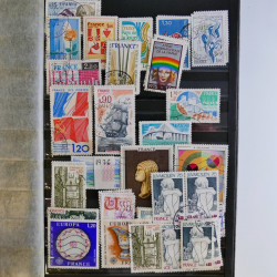 Vrac philatélique de timbres du monde en un carton.