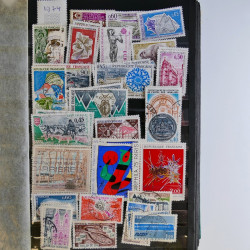 Vrac philatélique de timbres du monde en un carton.