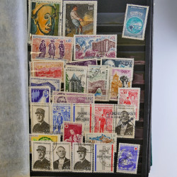 Vrac philatélique de timbres du monde en un carton.