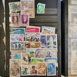 Vrac philatélique de timbres du monde en un carton.