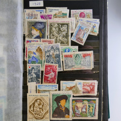 Vrac philatélique de timbres du monde en un carton.