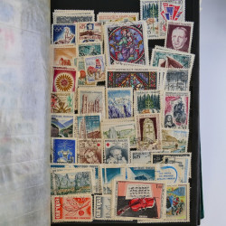 Vrac philatélique de timbres du monde en un carton.