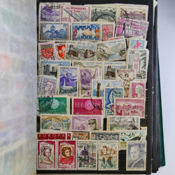 Vrac philatélique de timbres du monde en un carton.