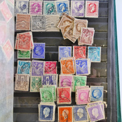 Vrac philatélique de timbres du monde en un carton.
