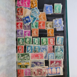 Vrac philatélique de timbres du monde en un carton.