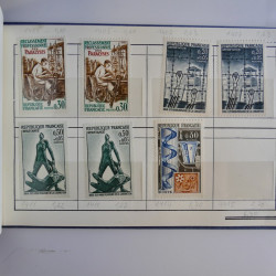 Vrac philatélique de timbres du monde en un carton.